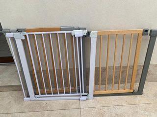 Barrera de seguridad Lindam madera y metal.