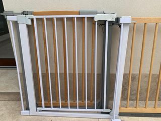 Barrera de seguridad Lindam madera y metal.