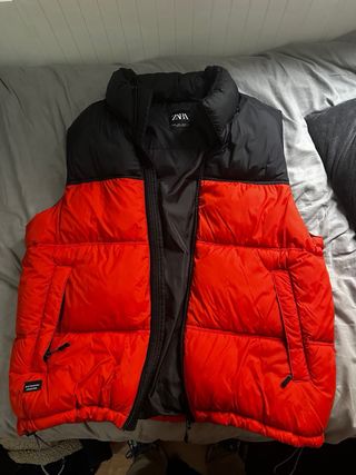 Chaleco acolchado Zara negro y naranja