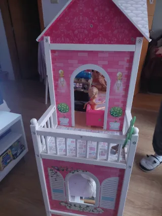 Casita de muñecas rosa con accesorios