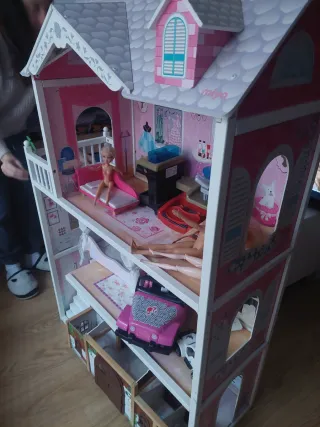 Casita de muñecas rosa con accesorios