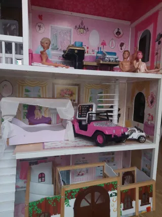 Casita de muñecas rosa con accesorios