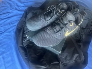 Nike Lebron Witness III Negro y Dorado