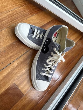 Converse grises con corazón negro