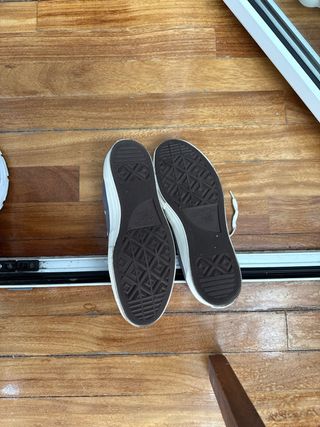 Converse grises con corazón negro