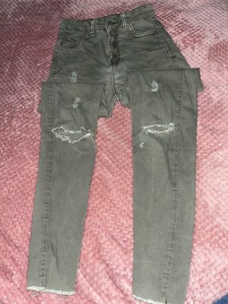 Pantalón vaquero desgastado verde oliva