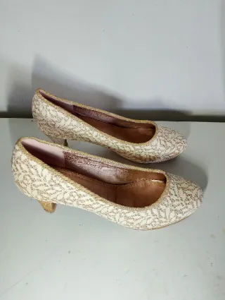 Tacones Beige y Dorados Mujer