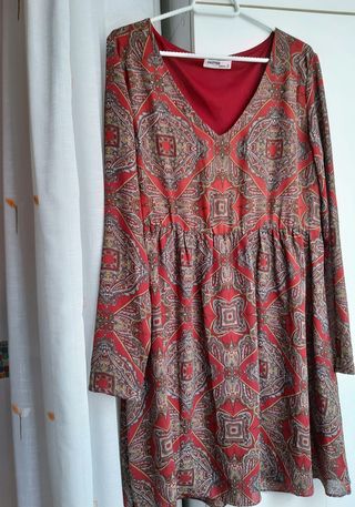 Vestido en tonos marrones y rojizos. Talla S. Se c