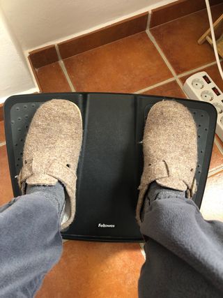 Reposa pies escritorio