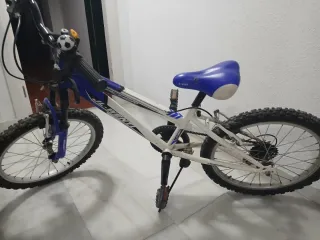 Bicicleta infantil blanca y azul