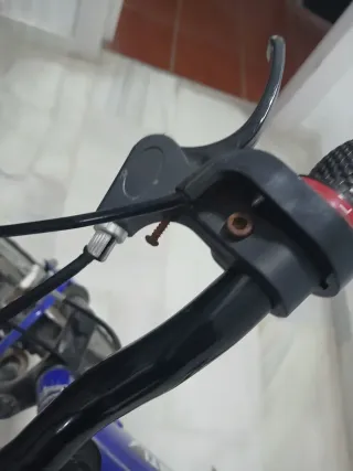 Bicicleta infantil blanca y azul