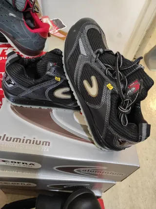 Zapatos de seguridad COFRA negros y grises