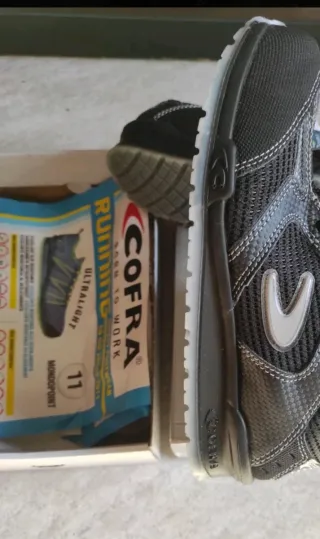 Zapatos de seguridad COFRA negros y grises
