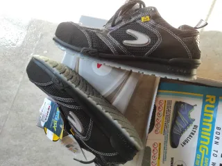 Zapatos de seguridad COFRA negros y grises