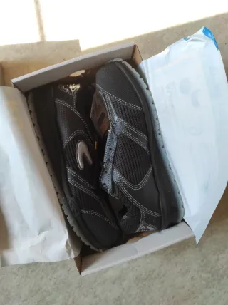 Zapatos de seguridad COFRA negros y grises