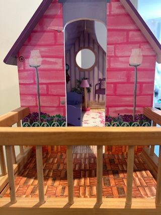 Casita de muñecas de madera con muebles de madera