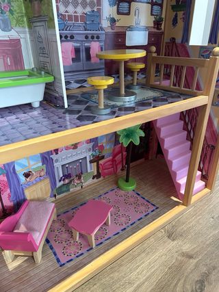 Casita de muñecas de madera con muebles de madera