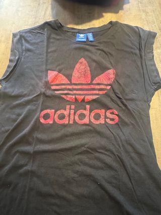 Camiseta Adidas Negra y camiseta coral talla M