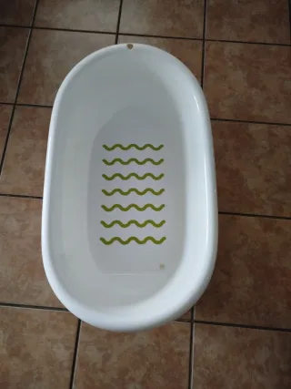 Bañera de bebé blanca con asas verdes