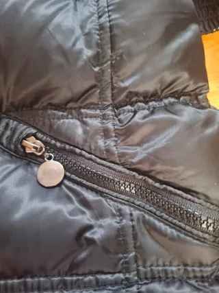Chaqueta de plumas negra con capucha