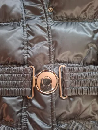 Chaqueta de plumas negra con capucha