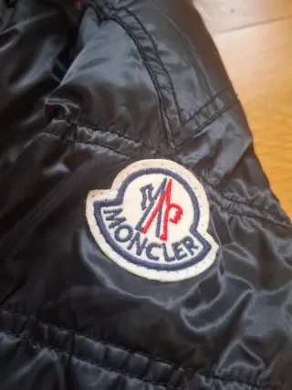 Chaqueta de plumas negra con capucha