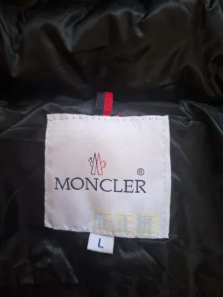 Chaqueta de plumas negra con capucha