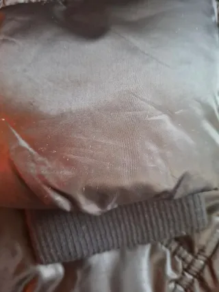 Chaqueta de plumas negra con capucha