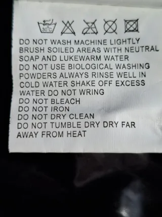 Chaqueta de plumas negra con capucha