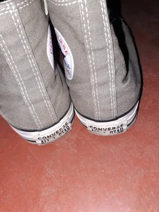 Zapatillas Converse Chuck Taylor gris.