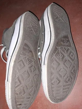 Zapatillas Converse Chuck Taylor gris.