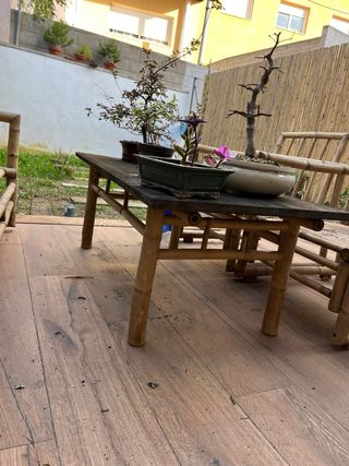 Mesa de jardín Sklum de bambú.