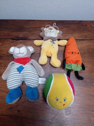 Lotto 4 peluches: leone, coniglio, carota, palla