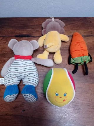 Lotto 4 peluches: leone, coniglio, carota, palla
