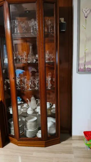 Vitrina de madera y cristal
