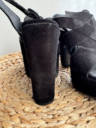 Sandalias de tacón alto con plataforma de ante negro Un Paso Más talla 41