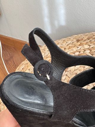 Sandalias de tacón alto con plataforma de ante negro Un Paso Más talla 41