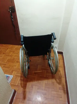 Silla de ruedas  color azul oscuro no se pliega