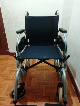 Silla de ruedas  color azul oscuro no se pliega