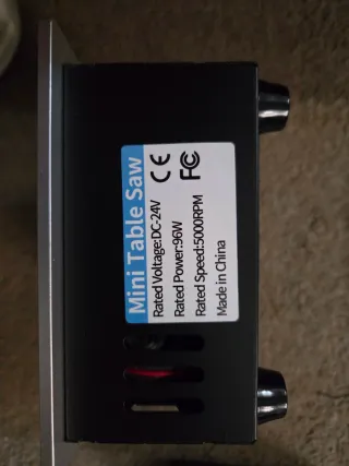 Mini sierra de mesa con accesorios