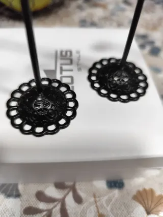 Expositor de pendientes acero negro.