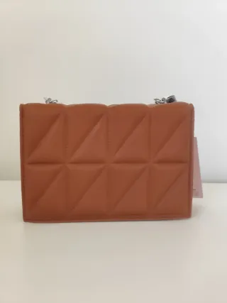 Bolso marrón acolchado con cadena