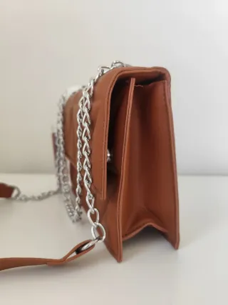Bolso marrón acolchado con cadena