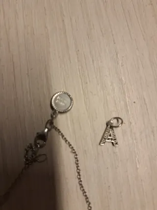 Cadena de plata con charm de letra A