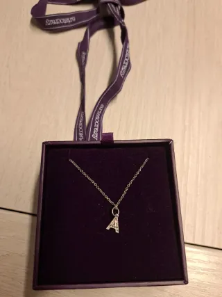 Cadena de plata con charm de letra A