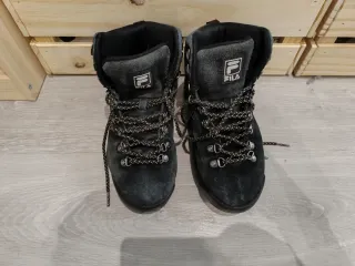 Botas altas Fila negras y grises