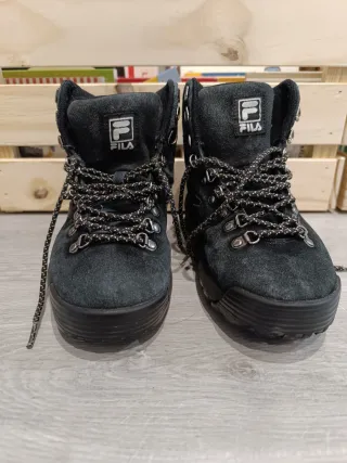 Botas altas Fila negras y grises