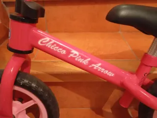 Bicicleta rosa sin pedales para bebés