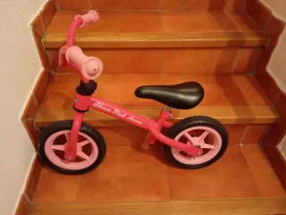 Bicicleta rosa sin pedales para bebés