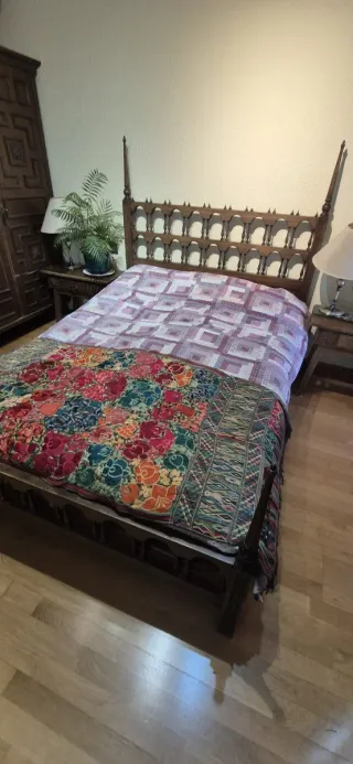 Cama de madera maciza con dosel